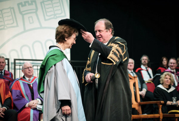 Leading scientist honoured at Stirling graduation ceremony ...